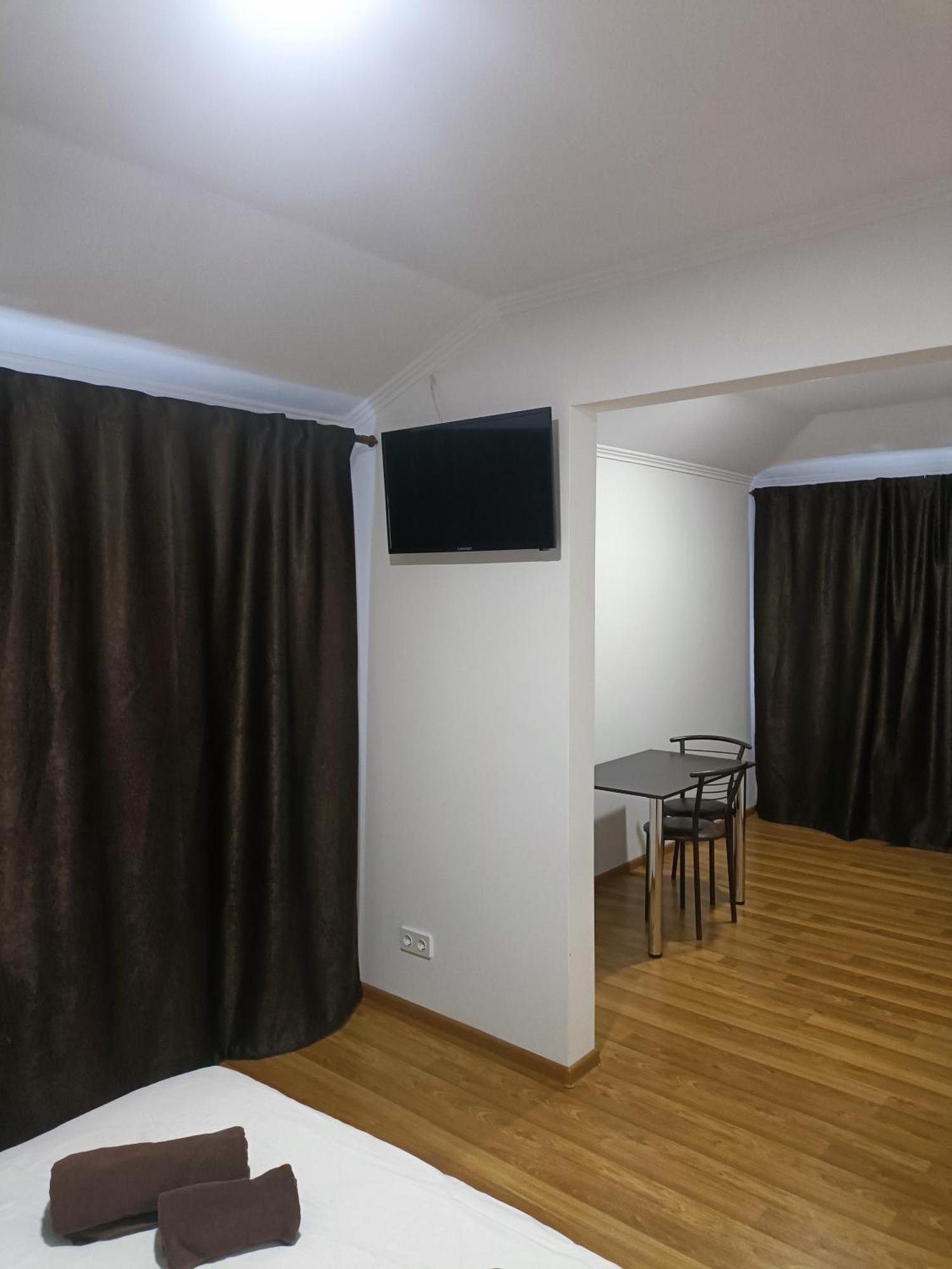 Mirage Hotel Chernivtsi Ngoại thất bức ảnh